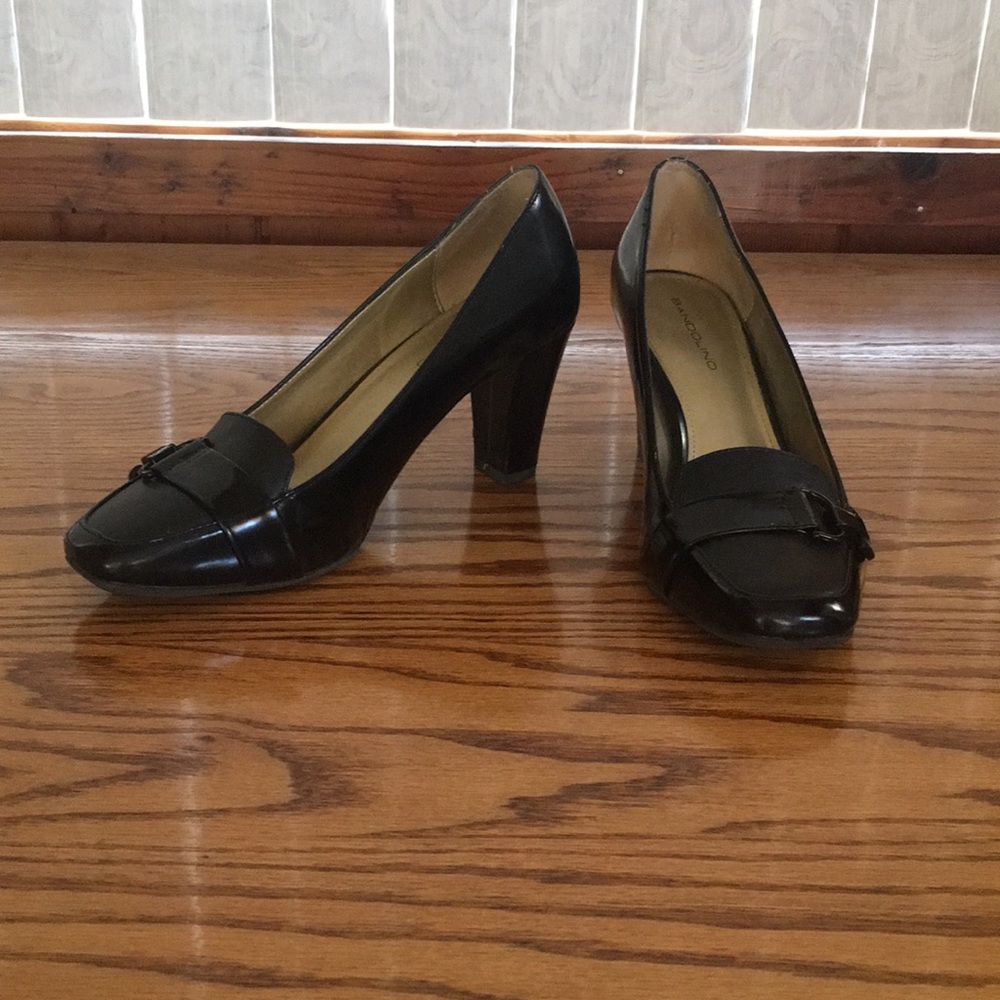 Black pumps with buckle detail on toe